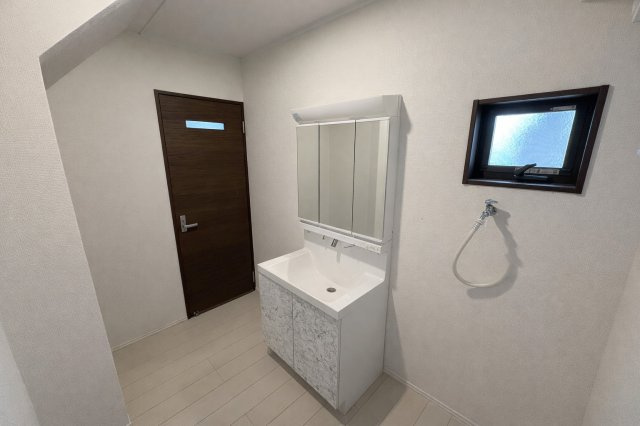 中古戸建　不破郡垂井町　令和4年築の独立洗面台|写真左側奥に可動棚有りますので収納量◎