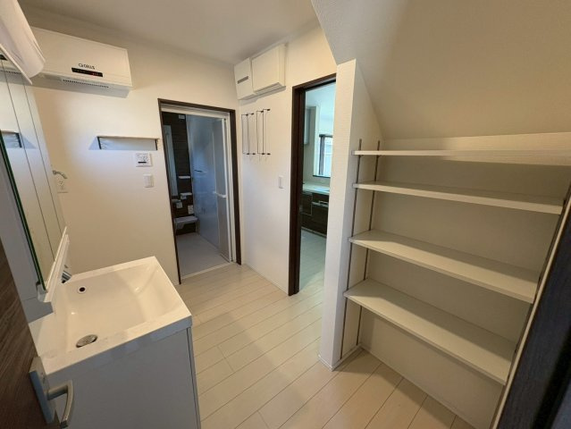 中古戸建　不破郡垂井町　令和4年築の洋室|2階南東の部屋です。室内とても綺麗です