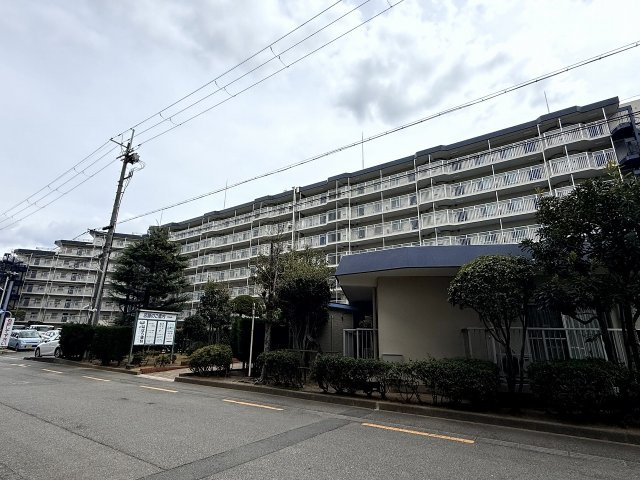 明石土山駅前スカイハイツB棟の外観