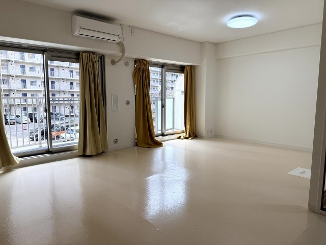 明石土山駅前スカイハイツB棟の居間・リビング