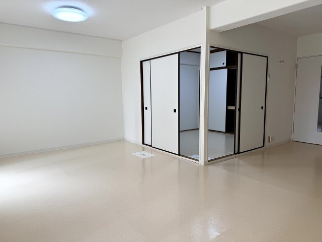 明石土山駅前スカイハイツB棟の居間・リビング