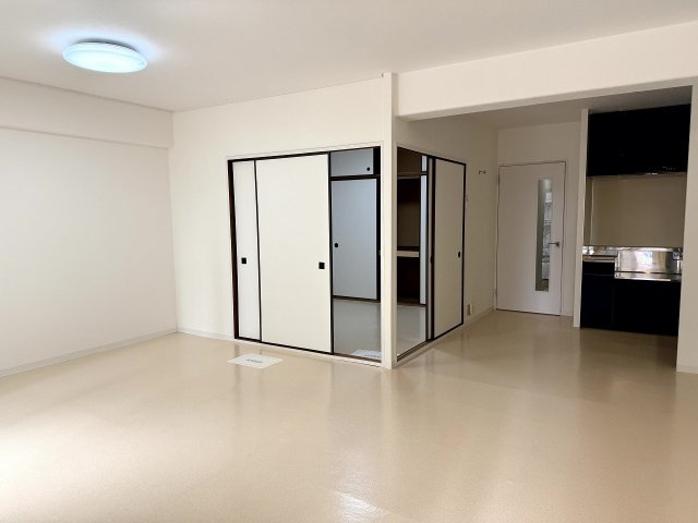 明石土山駅前スカイハイツB棟の居間・リビング