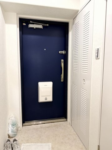 明石土山駅前スカイハイツB棟の玄関