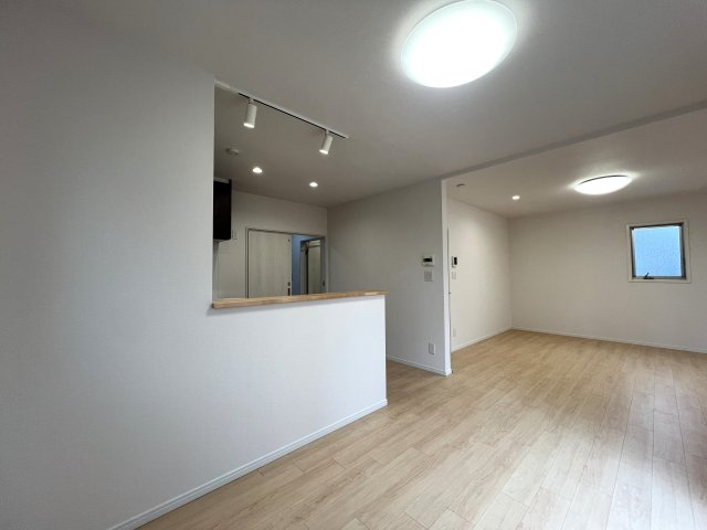 家事動線が良いだけじゃない。子供も喜ぶ回遊動線。な、お家【リフォーム／保土ヶ谷区法泉1丁目中古戸建】の居間・リビング|おしゃれなリビングです