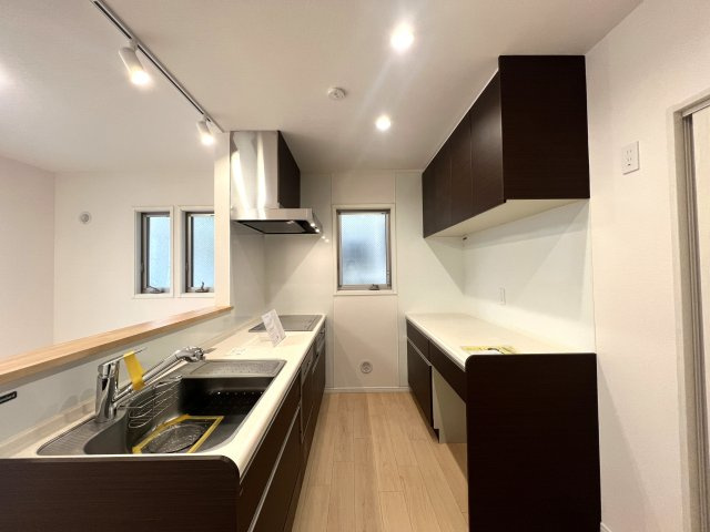 家事動線が良いだけじゃない。子供も喜ぶ回遊動線。な、お家【リフォーム／保土ヶ谷区法泉1丁目中古戸建】のキッチン|キッチンでお料理をお楽しみください