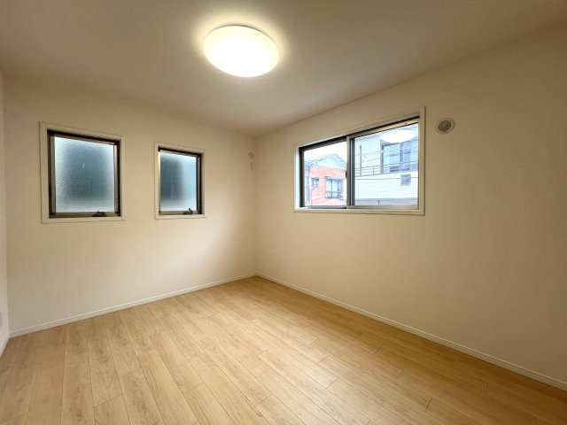 家事動線が良いだけじゃない。子供も喜ぶ回遊動線。な、お家【リフォーム／保土ヶ谷区法泉1丁目中古戸建】の洋室|明るい洋室です