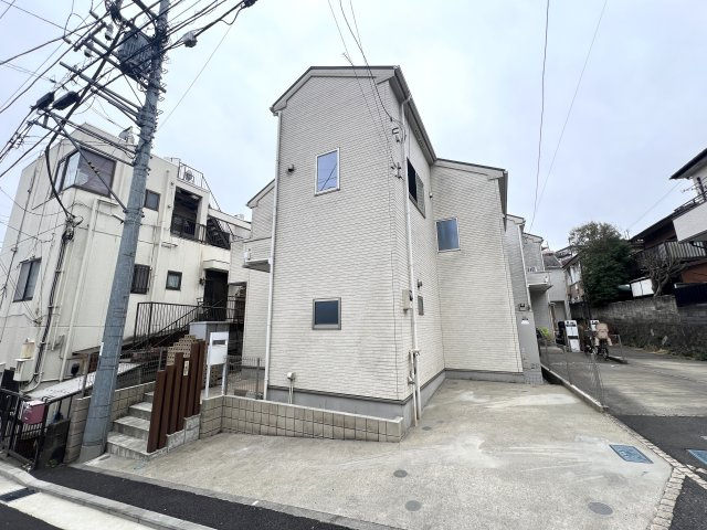 家事動線が良いだけじゃない。子供も喜ぶ回遊動線。な、お家【リフォーム／保土ヶ谷区法泉1丁目中古戸建】の外観|外観は落ち着いています