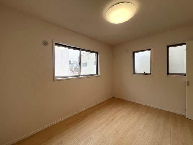 家事動線が良いだけじゃない。子供も喜ぶ回遊動線。な、お家【リフォーム／保土ヶ谷区法泉1丁目中古戸建】の洋室|個人の部屋や寝室として使える洋室です