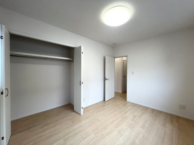 家事動線が良いだけじゃない。子供も喜ぶ回遊動線。な、お家【リフォーム／保土ヶ谷区法泉1丁目中古戸建】の洋室|明るい洋室です