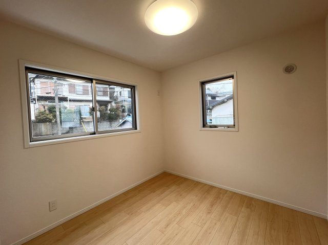 家事動線が良いだけじゃない。子供も喜ぶ回遊動線。な、お家【リフォーム／保土ヶ谷区法泉1丁目中古戸建】の洋室|明るい洋室です