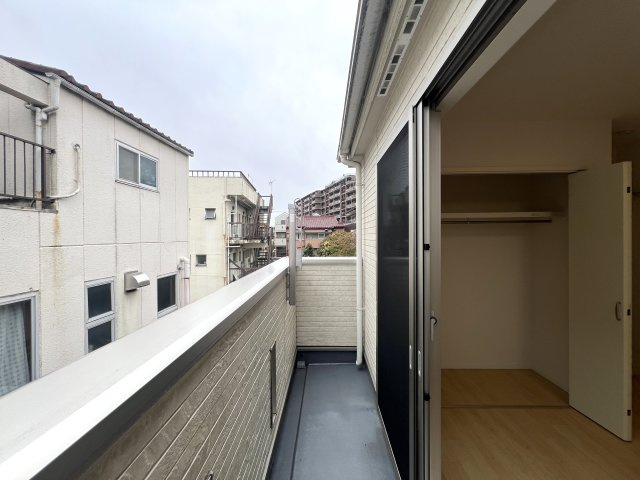 家事動線が良いだけじゃない。子供も喜ぶ回遊動線。な、お家【リフォーム／保土ヶ谷区法泉1丁目中古戸建】のバルコニー|広々としたバルコニーです