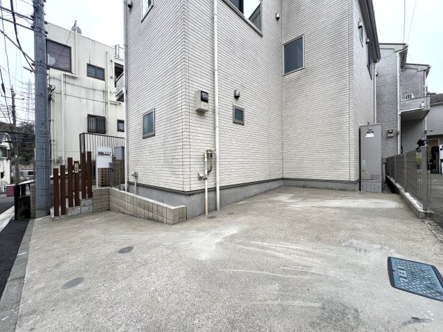 家事動線が良いだけじゃない。子供も喜ぶ回遊動線。な、お家【リフォーム／保土ヶ谷区法泉1丁目中古戸建】の駐車場|駐車場です