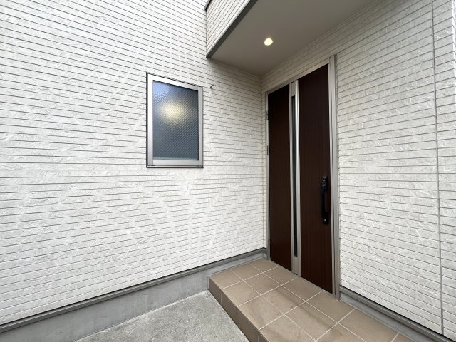 家事動線が良いだけじゃない。子供も喜ぶ回遊動線。な、お家【リフォーム／保土ヶ谷区法泉1丁目中古戸建】の玄関|落ち着いた玄関です