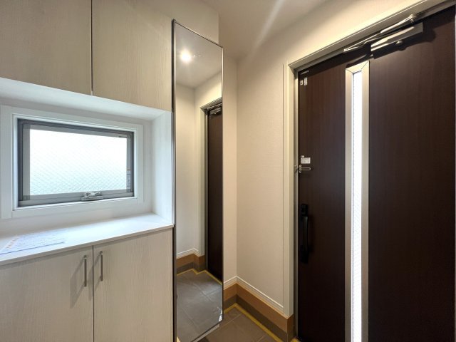 家事動線が良いだけじゃない。子供も喜ぶ回遊動線。な、お家【リフォーム／保土ヶ谷区法泉1丁目中古戸建】の玄関|明るい玄関です