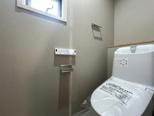 家事動線が良いだけじゃない。子供も喜ぶ回遊動線。な、お家【リフォーム／保土ヶ谷区法泉1丁目中古戸建】のトイレ|落ち着いた色調のトイレです