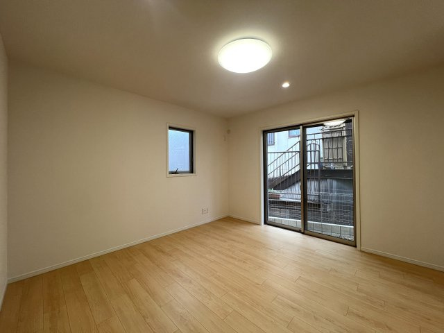 家事動線が良いだけじゃない。子供も喜ぶ回遊動線。な、お家【リフォーム／保土ヶ谷区法泉1丁目中古戸建】の居間・リビング|ゆったりとした居間です