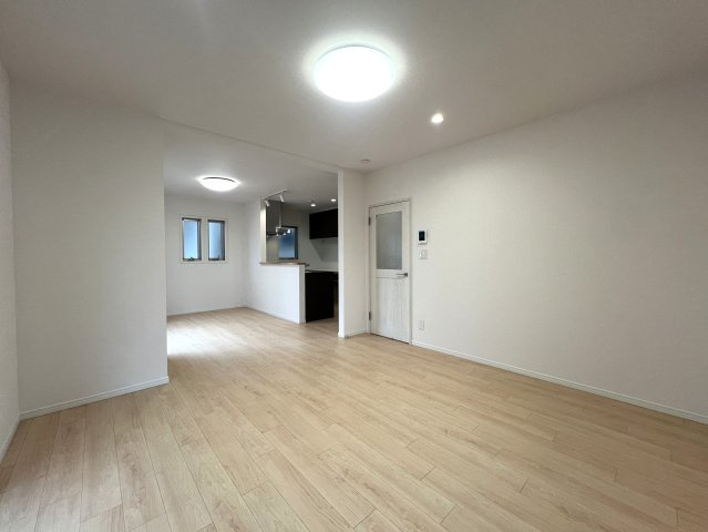 家事動線が良いだけじゃない。子供も喜ぶ回遊動線。な、お家【リフォーム／保土ヶ谷区法泉1丁目中古戸建】の居間・リビング|こちらの居間で趣味の時間をお楽しみください