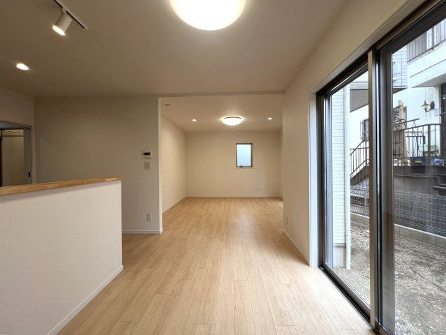 家事動線が良いだけじゃない。子供も喜ぶ回遊動線。な、お家【リフォーム／保土ヶ谷区法泉1丁目中古戸建】の居間・リビング|おしゃれなリビングです