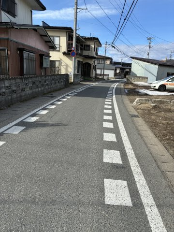米沢市下花沢１丁目　売地の前面道路含む現地写真