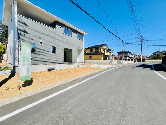 伊勢崎市美茂呂町の前面道路含む現地写真|間口も広く駐車も楽々♪