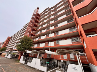 【外観】 | 南東向きの日当たり良好なマンションで毎日の暮らしに寄り添う、優しい雰囲気の外観が魅力です！