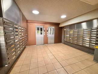 【その他共用部分】 | 集合ポストとエレベーターがある広々としたエントランスになっております！