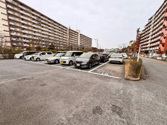 【駐車場】 | 平坦の敷地内に駐車スペースあり。日々の移動もスムーズです！