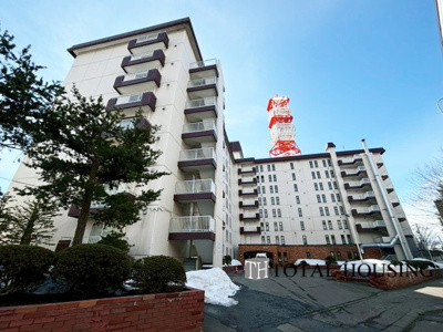 【外観】 | 第二ファミール札幌 | 周辺の穏やかな住宅街に溶け込みながらも、しっかりとした佇まいと落ち着いた色合いが安心感を与えるマンションです。