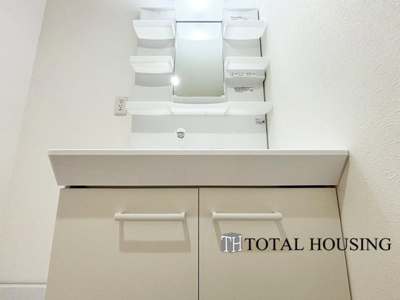 【独立洗面台】 | 第二ファミール札幌 | スタンダードなデザインの洗面ボウルは清潔感あるオフホワイトを採用。落ち着きとくつろぎを感じられる空間で気持ちよく身だしなみを整えられます。
