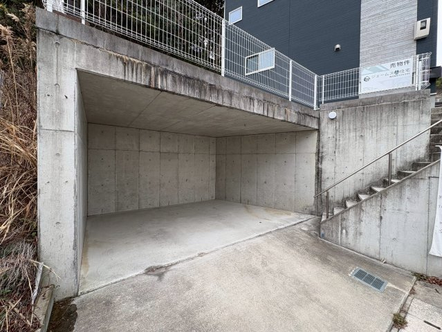 名谷町　中古戸建ての駐車場|ビルトインガレージで大切なお車も安心！