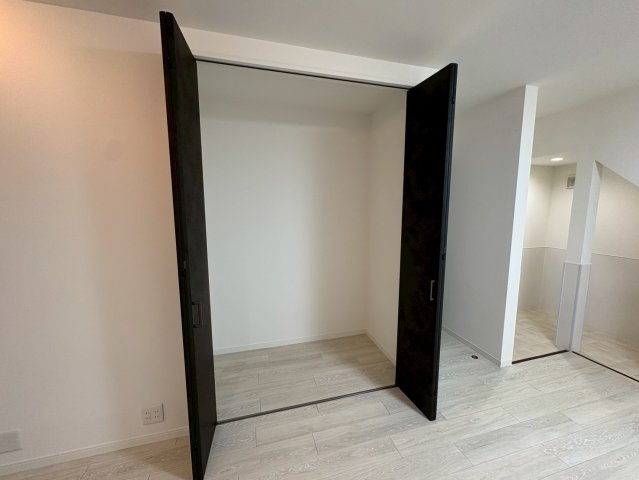 名谷町　中古戸建ての収納|リビングにも収納があり、掃除機などの生活感を見せなくできます！