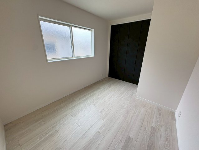 名谷町　中古戸建ての洋室|落ち着いた色調の洋室です