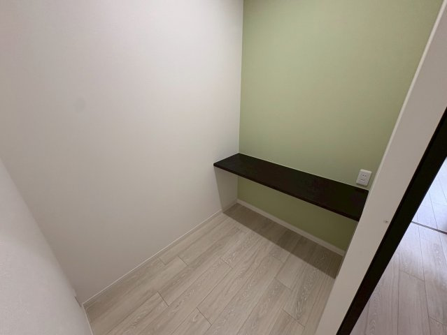 名谷町　中古戸建てのその他|コンパクトな書斎です。１人で集中して作業したい場合に重宝しますね！