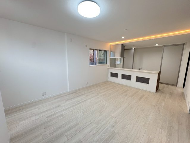 名谷町　中古戸建ての居間・リビング|19.5帖の広々LDKにはキッチン裏のパントリースペースもございます！