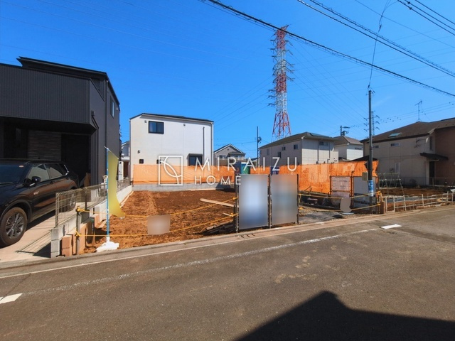 【外観】 | 青く澄み渡った綺麗な空と、陽の光をたっぷりと受ける、そんな新築住宅で新生活をスタートしてみませんか？見学・ご相談等、ミライズホーム(株)までお気軽にご連絡下さい。