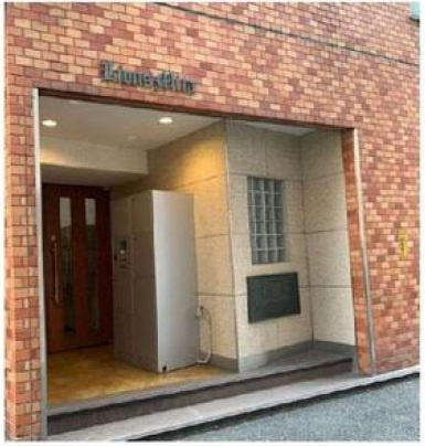 ライオンズ三田のエントランス