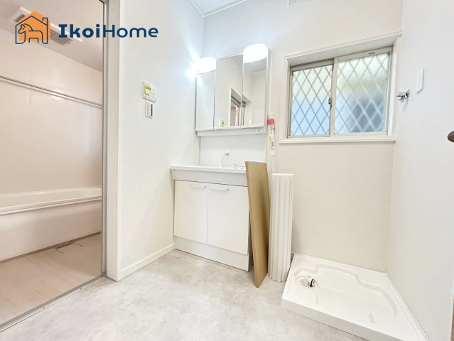 神戸市西区宮下1丁目　中古戸建の洗面所|【ホームページに現地動画掲載中】●年中無休：当日予約可●洗面台横には洗濯バンも設置済み！