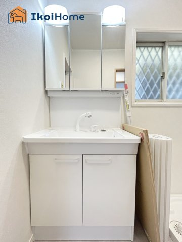 神戸市西区宮下1丁目　中古戸建の洗面所|【ホームページに現地動画掲載中】●年中無休：当日予約可●洗面台はお化粧をする時に便利な３面鏡。