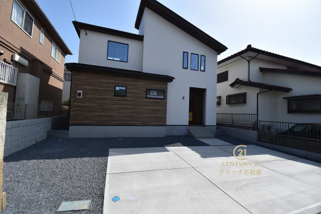 TERRACE　ひたちなか市足崎　2期 　限定1棟！の駐車場|駐車場は十分なスペース。ご家族それぞれが車をご所有の場合や、来客の際も安心です。
内覧可能です。ご予約はHPから、またお電話でもお気軽にどうぞ。