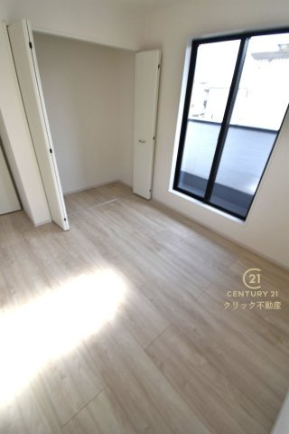 TERRACE　ひたちなか市足崎　2期 　限定1棟！の洋室|折戸を開くと壁面クローゼット。衣類が横一列に並ぶためひと目で洋服が選びやすい！衣類をたくさんお持ちの方もスッキリ片付きます♪