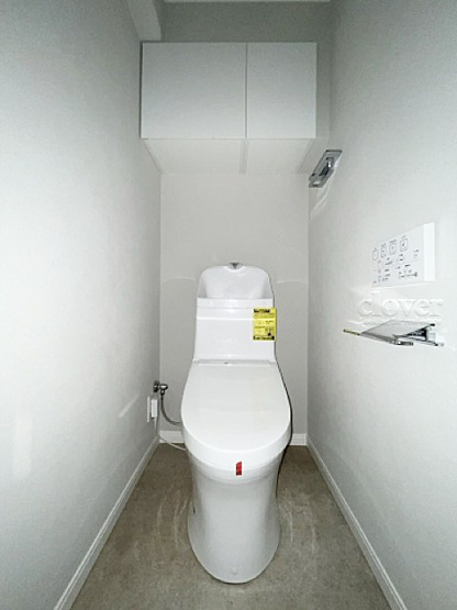 【トイレ】 | サニーコート滝野川 | 温水洗浄便座つき　上部に収納を備えたトイレです。自宅の中でも最もプライベートな空間だからこそ、ほしい「落ち着き」がここにあります。～即日のご見学可能～　お問合せはお気軽にどうぞ。