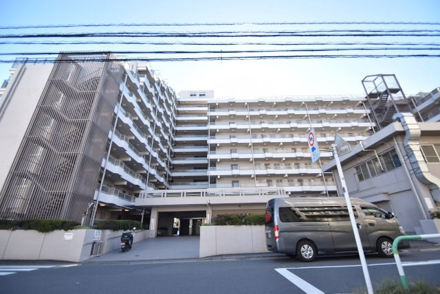 【外観】 | サニーコート滝野川 | 青空によく映える建物です。手入れの行き届いた外壁やマンション正面エントランスなど、綺麗な姿をぜひ一度、現地にてご覧ください。～即日のご見学可能～　お問合せはお気軽にどうぞ。