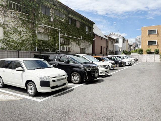 【駐車場】 | サニーコート滝野川 | マンションの駐車場スペース。空きの有無や駐車料金、サイズ規定などについては、改めてお問い合わせください。～即日のご見学可能～　お問合せはお気軽にどうぞ。
