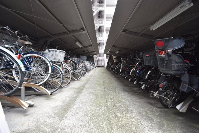 【駐輪場】 | サニーコート滝野川 | 自転車置き場。マンションの共用部にあたります。空きの有無や駐輪料金、各戸の台数制限などについては、改めてお問い合わせください。～即日のご見学可能～　お問合せはお気軽にどうぞ。
