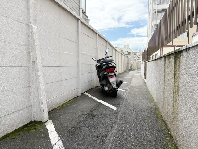 【駐車場】 | サニーコート滝野川 | バイク置き場。空き区画の有無や駐輪料金、サイズおよび排気量規定などについては、改めてお問い合わせください。～即日のご見学可能～　お問合せはお気軽にどうぞ。
