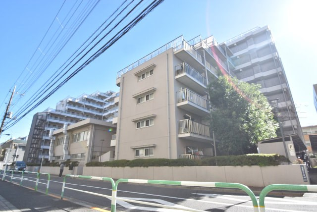 【外観】 | サニーコート滝野川 | 青空によく映える建物です。手入れの行き届いた外壁やマンション正面エントランスなど、綺麗な姿をぜひ一度、現地にてご覧ください。～即日のご見学可能～　お問合せはお気軽にどうぞ。