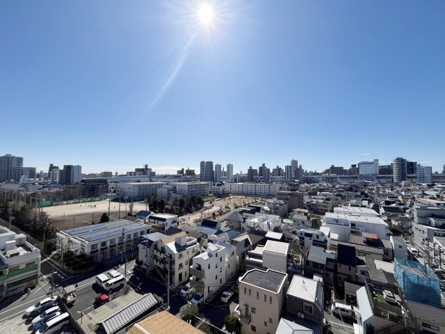 【展望】 | サニーコート滝野川 | 眼前に広がる空の雄大さと、このお部屋の自慢の一つである「眺望」をご覧ください。毎日、この景色を独り占めできる新生活に夢が広がります。～即日のご見学可能～　お問合せはお気軽にどうぞ。