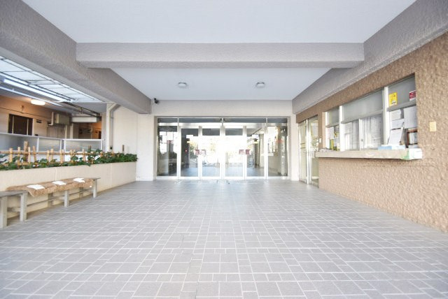 【エントランス】 | サニーコート滝野川 | お客様を、そして住人を出迎えてくれるマンションのエントランス。ゴミが落ちていないことからも、管理状態の良さや住民の節度の高さが見て取れます。～即日のご見学可能～　お問合せはお気軽にどうぞ。
