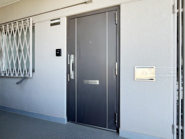 【その他共用部分】 | サニーコート滝野川 | ダブルロック式の玄関ドアが皆様をお出迎え。お部屋のセキュリティの観点からも、うれしい設備ですね。玄関の色もシックで良い感じです。～即日のご見学可能～　お問合せはお気軽にどうぞ。