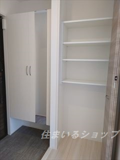 広島市安佐北区可部１丁目のアパートの玄関|ミラー付き大型シューズボックス